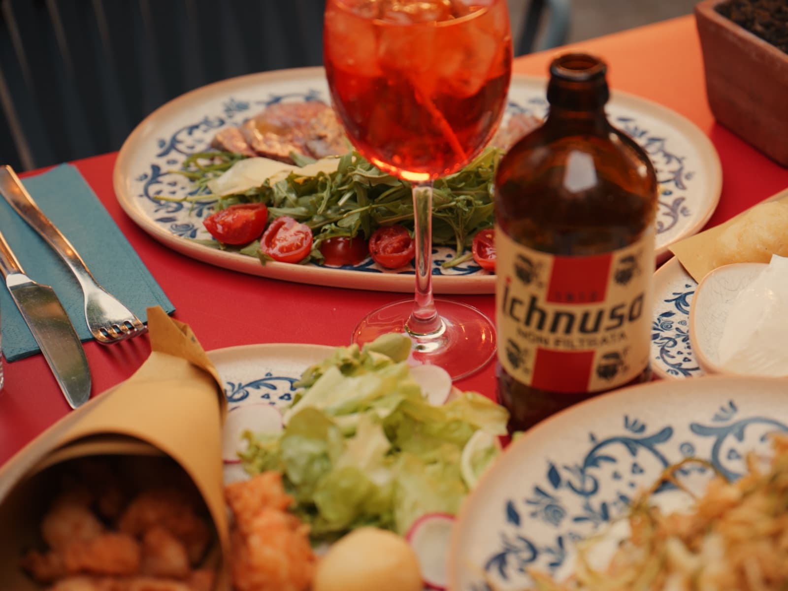 Gedeckter Tisch mit Antipasto-Teller, Fritto und Aperitivo