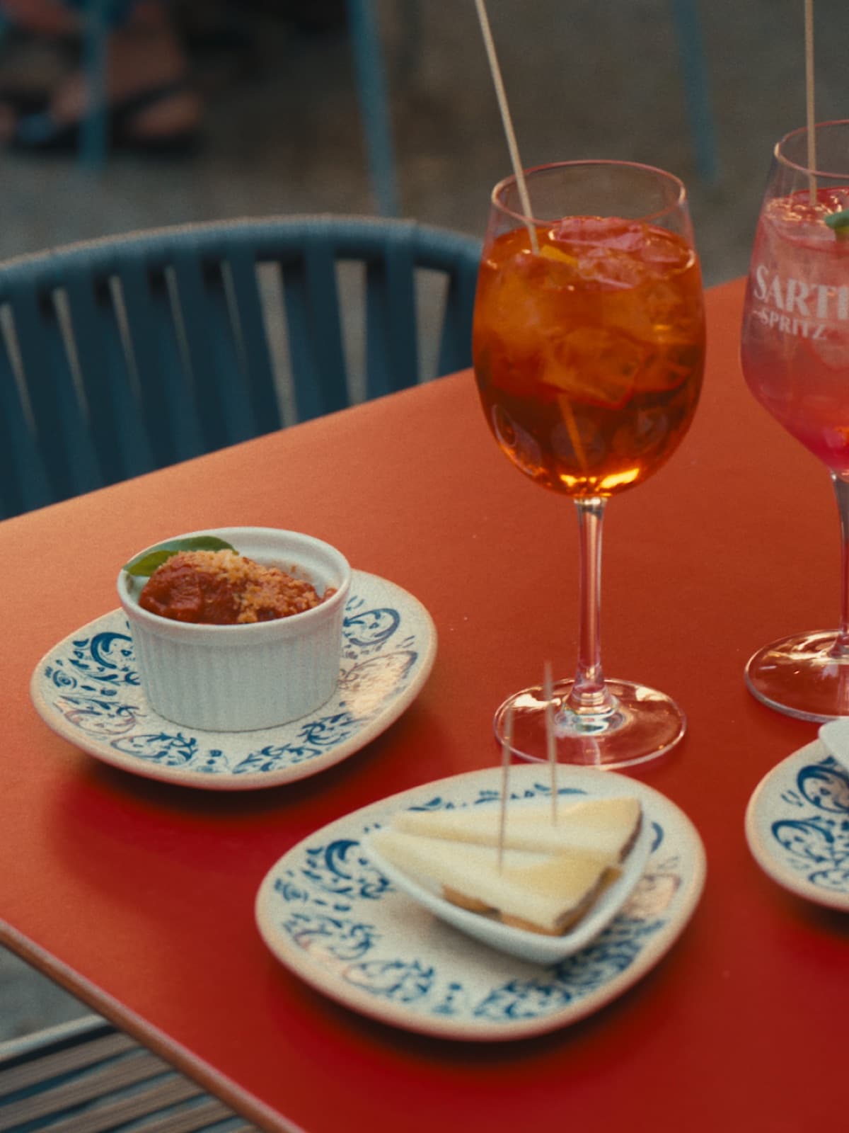 Stuzzichini und ein Aperol Spritz auf rotem Tisch