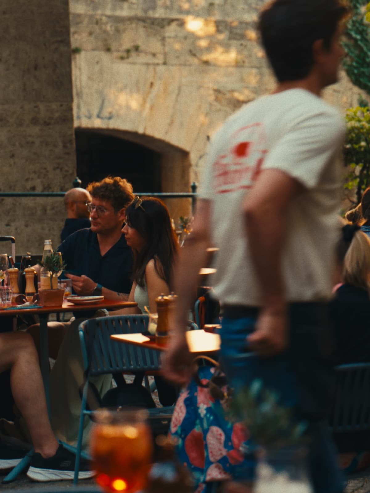Gäste auf der Terrasse der Rustikeria am frühen Abend