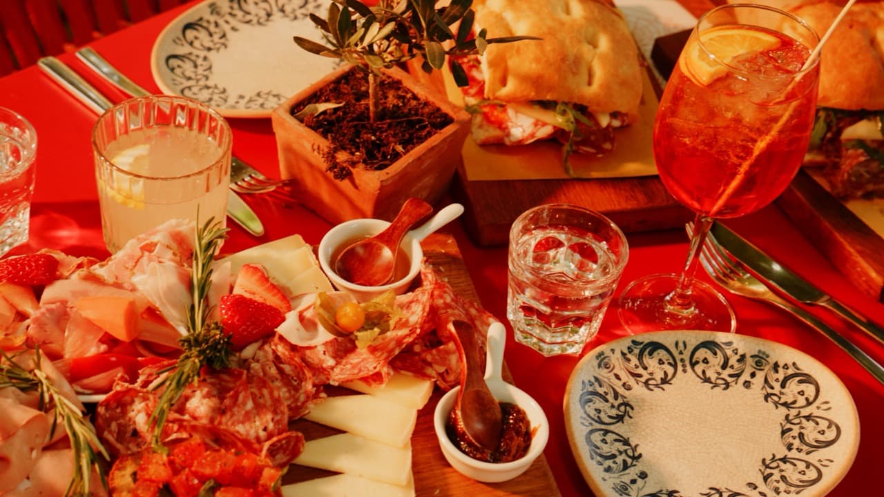 Gedeckter Tisch mit Platte, Schiacciata und Aperitivo